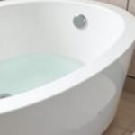 Astuces efficaces pour nettoyer votre baignoire en acrylique sans l'endommager